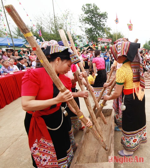 Âm thanh của điệu khắc luống làm cho Lễ hội đền Chín Gian trở nên vui tươi, sinh động.