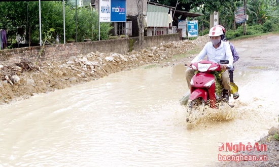 Đường biến thành sông