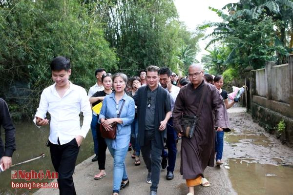  Sáng 27.10, Đàm Vĩnh Hưng cùng Dương Triệu Vũ, Thu Hằng,…. sẽ đến huyện Cẩm Xuyên, tỉnh Hà Tĩnh để phát quà cho bà con tại đây. Đây cũng là điểm cuối của chuyến từ thiện do Đàm Vĩnh Hưng khởi xướng. Trưa ngày 27.10, Đàm Vĩnh Hưng sẽ trở lại TP.HCM.