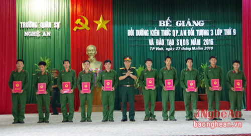 Đại tá Trần Văn Hùng, Phó chỉ huy trưởng, tham mưu trưởng Bộ CHQS tỉnh, Phó Chủ tịch hội đồng giáo dục QP - AN tỉnh trao quyết định phong quân hàm thiếu úy cho các học viên