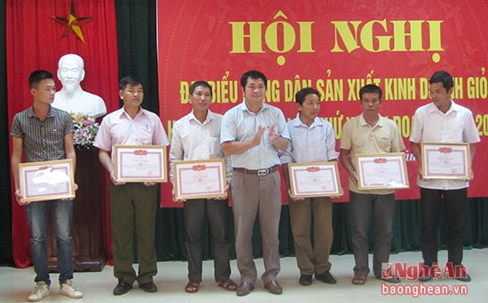 UBND huyện trao khen thưởng cho cá nhân có thành tích suất sắc trong sản xuất kinh doanh giai đoạn 2012-2016