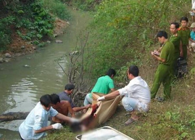 Cơ quan chức năng đưa thi thể nạn nhân lên bờ tai vụ thảm sát ở Lào Cai.