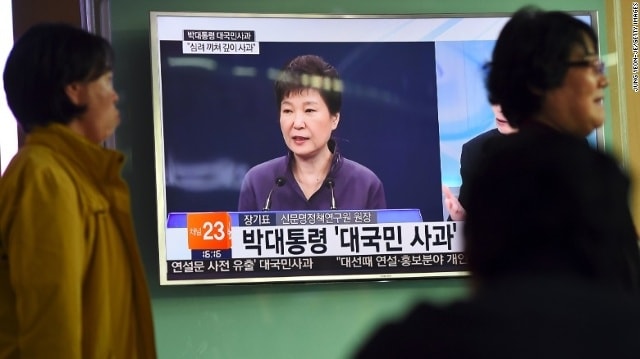 Bà Park Geun-hye xuất hiện trên truyền hình để xin lỗi người dân (ảnh: CNN)