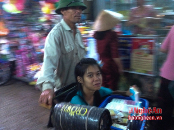 4 Có mặt tại chợ Quang Trung từ rất sớm, với giọng giống giọng nói vùng Thanh Hoá, người đàn ông tự xưng là Gia quê ở Đô Lương đưa con gái tên Vân xuống chữa bệnh nhưng hết tiền nên ra chợ đi xin.