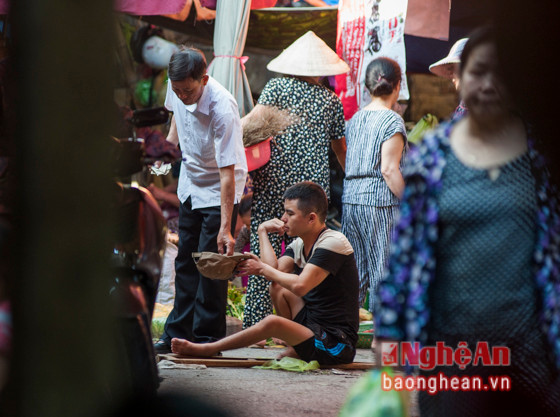 6 Cũng ở chợ này tại vị trí khác, một thanh niên nhìn khá trắng trẻo đang ngồi xin tiền ngay giữa đường.