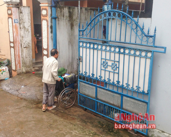 9 Hầu hết những người này có quê ở Thanh Hoá cùng trọ ở một khu nhà khang trang. Cứ sáng sớm, họ tản đi các chợ, bến xe, bệnh viện … và những nơi tập trung đông người khác để hành nghề.