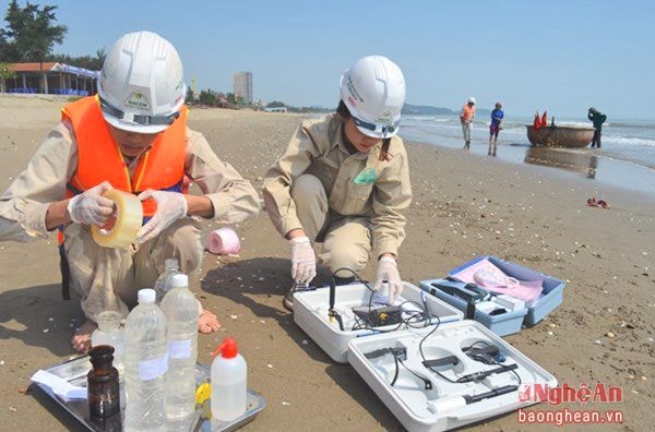 Lấy mẫu phân tích nước biển tại Cửa Lò.