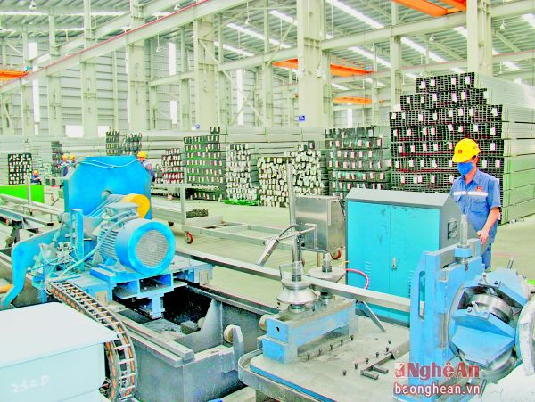 Dây chuyền sản xuất của Nhà máy Tôn Hoa Sen tại KCN Nam Cấm.