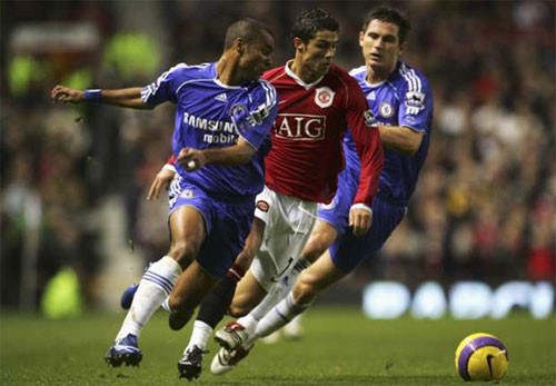 Cole (trái) kèm Ronaldo trong một trận Chelsea gặp Man Utd. Ảnh: Reuters