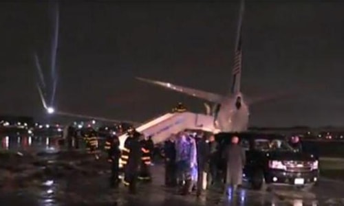 Hiện trường máy bay chở ứng viên phó tổng thống của đảng Cộng hòa Mike Pence bị trượt khỏi đường băng sân  LaGuardia của New York. Ảnh: AP
