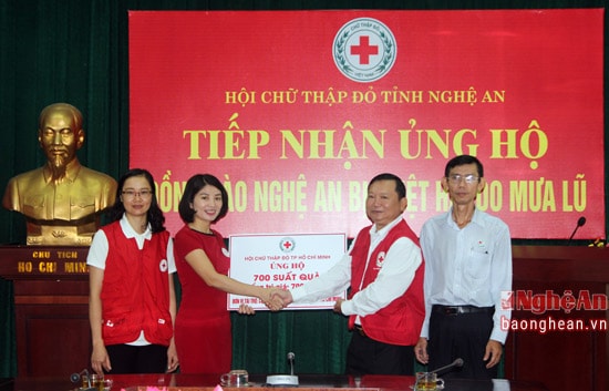 Hội Chữ thập đỏ tiếp nhận 700 triệu đồng từ Tp Hồ Chí Minh.