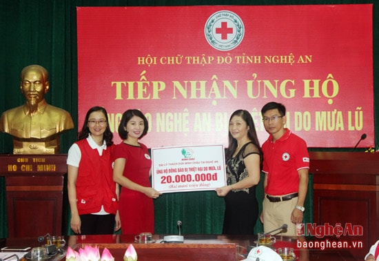 Đại lý Thạch Dừa Minh Châu (Nghệ An) cũng trao 20 triệu đồng cho 2 xã Yên Thắng và Yên Tĩnh.
