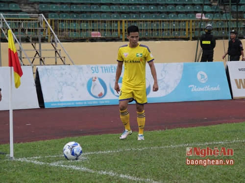 Tiền vệ Nguyễn Văn Vinh trong màu áo Sông Lam Nghệ An tại V.League 2016