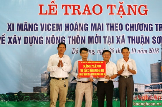 Ông Đặng Ngọc Long – Phó tổng giám đốc công ty cổ phần xi măng Vicem Hoàng Mai trao biểu trưng 100 tấn xi măng tới xã Thuận Sơn