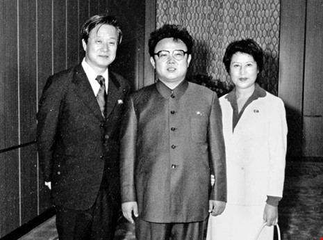 Cố lãnh đạo Triều Tiên Kim Jong-il (giữa) cùng với ông Shin Sang-ok (trái) và bà nữ diễn viên Hàn Quốc Choi Eun-hee. Ảnh: Korea Joongang Daily
