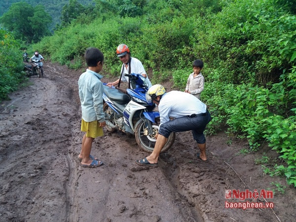 Để nói lên những khó khăn trên các cung đường này, người dân đã đặt tên cho từng đoạn đường, từng con dốc một cách ví von, đầy ẩn dụ 