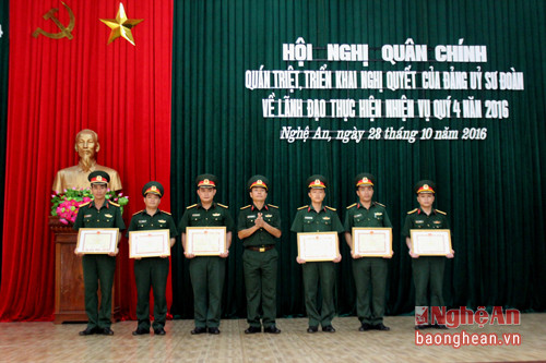  Đồng chí Đại tá Lê Tất Thắng, Sư đoàn trưởng tặng giấy khen cho các tập thể cá nhân có nhiều thành tích xuất sắc trong việc thực hiện giúp nhân dân khắc phục lụt bảo tại huyện Hương Khê, tỉnh Hà Tĩnh.