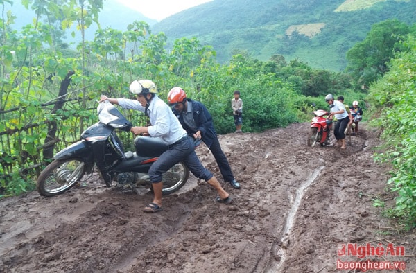 Không chỉ trời mưa, những ngày nắng ráo thì việc đi lại trên cung đường này cũng không hề đơn giản.