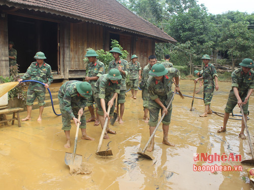 Cán bộ, chiến sỹ Trung đoàn 1 giúp người dân Hương Khê (Hà Tĩnh) vệ sinh nhà cửa sau lũ.