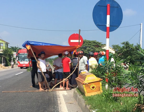 Gia đình nạn nhân đưa thi thể về mai táng.