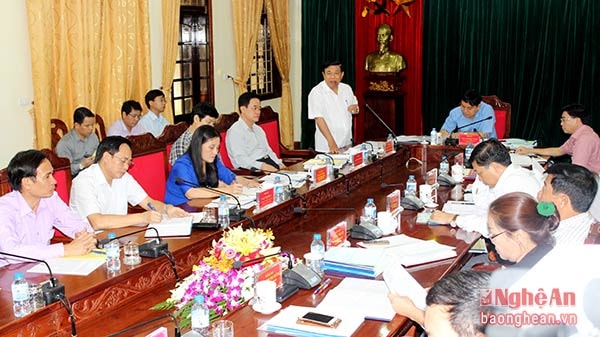 Đồng chí Nguyễn Xuân Đường nhấn mạnh: TX Hoàng Mai phải tích cực hơn trong giải phóng mặt bằng, thu hút đầu tư, rà soát các dự án trên địa bàn.