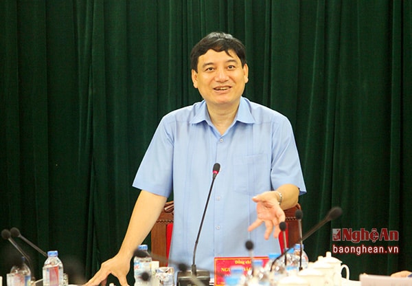 Đồng chí Nguyễn Đắc Vinh kết luận các nội dung, yêu cầu các ngành, địa phương vào cuộc quyết liệt trong quản lý quy hoạch, phân công nhiệm vụ cụ thể theo từng lĩnh vực, tạo sức hấp dẫn cho phát triển kinh tế các vùng miền.