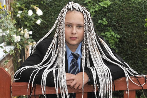 Kiểu tóc Dreadlock đen trắng khiến Chenise không được vào trường. Ảnh: Ross Parry.