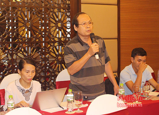 Ông Nguyễn Đình Thông - Trương văn đại diện Báo Nông thôn Ngày nay Bắc Miền Trung nêu vấn đề về chính sách cho nông dân sau khi bị thu hồi đất thực hiện dự án