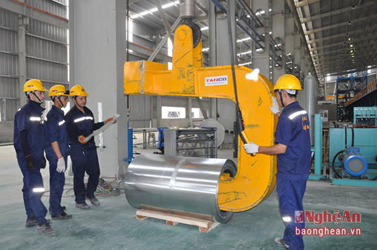 Dây chuyền sản xuất cuộn tôn thương phẩm của nhà máy Hoa sen (Ảnh tư liệu)