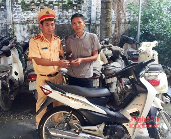 Anh Kỳ được công an thị xã Hoàng Mai trao trả chiếc xe máy bị mất cắp.