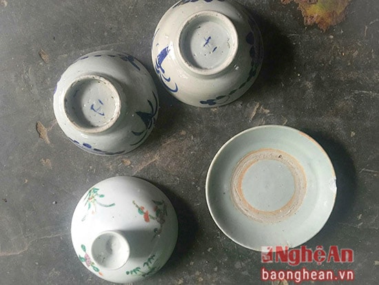 Số đồ cổ bao gồm 5 cái bát, 5 chiếc đĩa, một chiếc xanh đồng, một cối dã trầu bằng sứ, một cái cơi trầu.