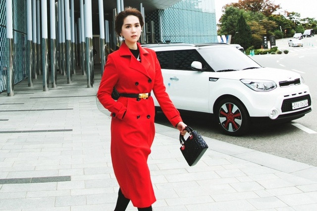 Người đẹp phối trang phục với túi xách Dior mini. 