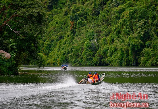 Trải nghiệm tour du lịch sông Giăng với những người lái đò như những nghệ sỹ thực thụ của sông nước.