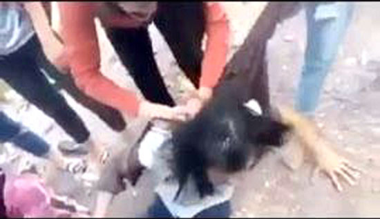 Hình ảnh vụ đánh học sinh ở xã Quỳnh Long (Quỳnh Lưu). Ảnh cắt từ clip