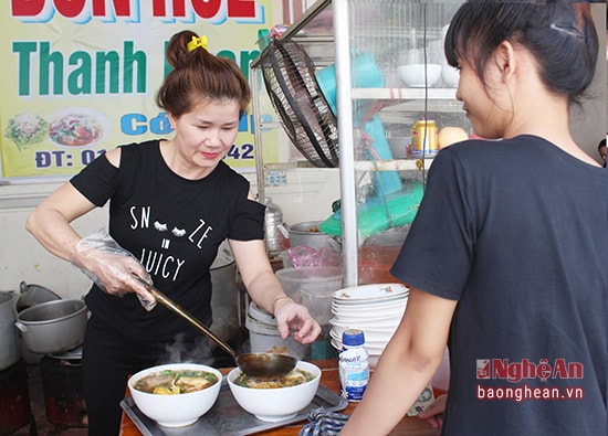 Chị Tôn Nữ Thanh Loan và gia đình nổi danh với món bún Huế ở phố Vinh.