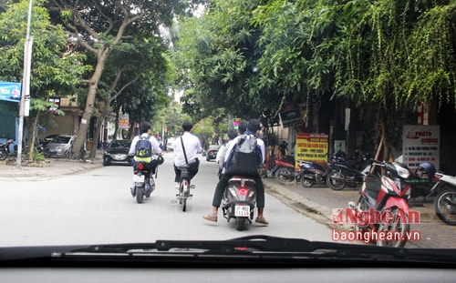 Dù lòng đường Nguyễn Đức Cảnh rất hẹp nhưng 3 học sinh này vẫn cố tình vượt lên gây khuất tầm nhìn cho các phương tiện tham gia giao thông phía sau.