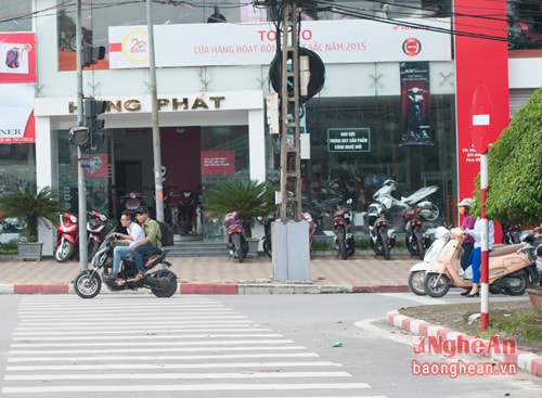 Ba học sinh nữ vừa dàn hàng ngang, vừa không đội mũ bảo hiểm và cũng chẳng cần quan sát phía trước khi tham gia giao thông trên đường Lê Hồng Phong. (ảnh chụp lúc 10h38’ ngày 27/10).