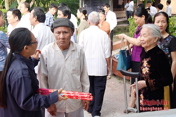 Dù tuổi cao sức yếu, không ít bậc cao niên trong dòng tộc cụ Phan và ở địa phương cũng được con cháu đưa đến chung vui trong ngày trọng đại này.