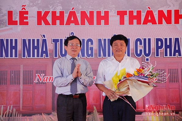 Đại diện hội cựu học sinh trường THPT chuyên Phan Bội Châu nhận hoa biểu dương của lãnh đạo tỉnh vì những nỗ lực, đóng góp suốt thời gian qua cho công trình nhà tưởng niệm.