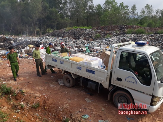 Số hàng giả trên được tiêu hủy theo đúng quy định tại bãi rác thị trấn Thanh Chương.