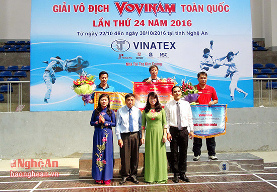 Lãnh đạo Tổng cục TDTT và Sở VH-TT&DL Nghệ An trao giải Nhất, Nhì, Ba toàn đoàn.