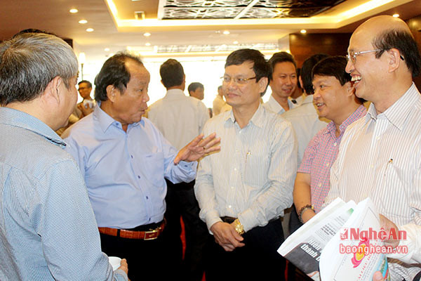 Ông Hồ Xuân Hùng trao đổi với các đại biểu bên lề hội nghị.