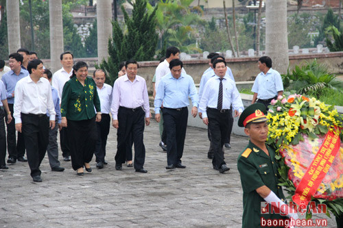 Đoàn dâng hoa lên anh linh các liệt sỹ tại nghĩa trang liệt sỹ Việt - Lào.