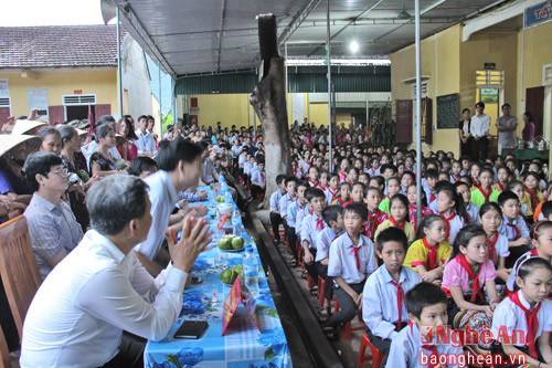 Đông đảo học sinh, giáo viên và người dân địa phương đến dự buổi làm việc của đồng chí Tòng Thị Phóng với Trường.