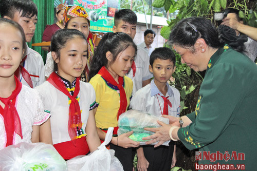 Đồng chí Tòng Thị phóng tặng quà học sinh, giáo viên nhà trường.