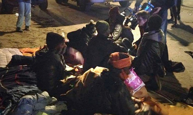 Những đứa trẻ di cư phải ngủ ngoài đường sau chiến dịch dọn dẹp khu trại ở Calais. Ảnh: PA.