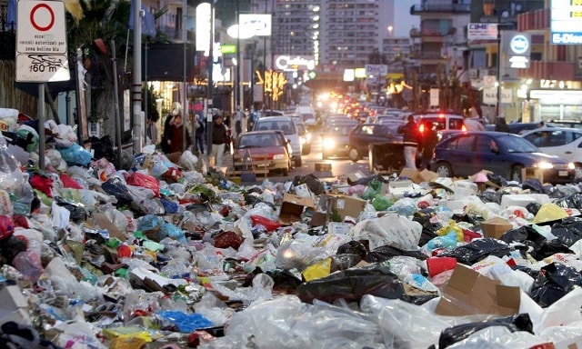 Rác ngập tràn ở Naples, Italia. Ảnh EPA