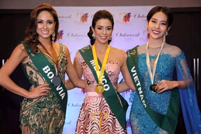 Nam Em tại chụp ảnh cùng các thí sinh Miss Earth.  