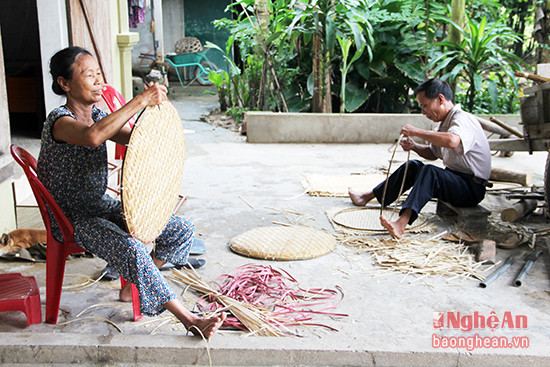 Người dân xóm Thái Hòa với nghề đan lát truyền thống.