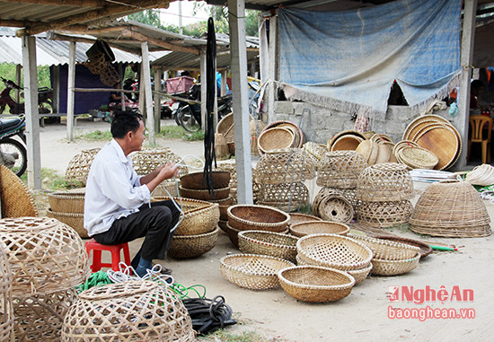 Sản phẩm đan lát xóm Thái Hòa (xã Nghi Thái, huyện Nghi Lộc) được bày bán ở khắp các chợ trong và ngoài tỉnh